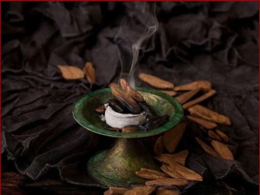 Trầm hương để lâu có hư không, hình ảnh đốt trầm trên lư với làn khói nhẹ giúp thư giãn và hiểu rõ cách sử dụng trầm hương đúng cách.